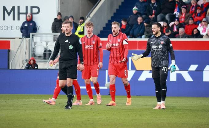 22 11 25 1 FC Heidenheim Borussia Mönchengladbach Germany, Heidenheim, 22 11 2025, Football, Bundesliga, Season 2025 2026, 1 FC Heidenheim Borussia Mönchengladbach f l Frank Willenborg Referee , Jan Schöppner, Patrick Mainka, Diant Ramaj all 1 FC Heidenheim
