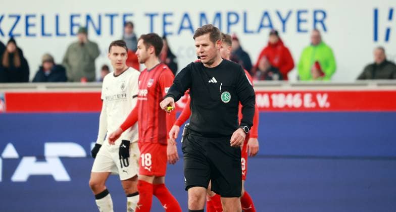 22 11 25 1 FC Heidenheim Borussia Mönchengladbach Germany, Heidenheim, 22 11 2025, Football, Bundesliga, Season 2025 2026, 1 FC Heidenheim Borussia Mönchengladbach Frank Willenborg Referee