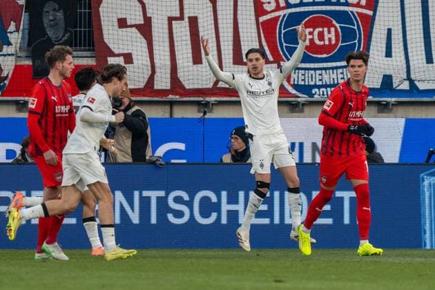 Celebration of Kevin Diks Borussia Mönchengladbach, 04 after his penalty goal, cheers with teammates, GER, 1 FC Heidenheim 1846 vs Borussia Mönchengladbach, Football, 1 Bundesliga, Matchday 11, Season 2025 2026, 22 11 2025, DFL REGULATES PROHIBIT ANY USE OF PHOTOGRAPHS AS IMAGE SEQUENCES AND OR QUASI VIDEO, GER, 1 FC Heidenheim 1846 vs Borussia Mönchengladbach, Football, 1 Bundesliga, Matchday 11, Season 2025 2026, 22 11 2025, Heidenheim Copyright: xEibner-Pressefoto EdwardxCheungx EP_ECG