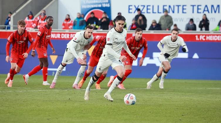 22 11 25 1 FC Heidenheim Borussia Mönchengladbach Germany, Heidenheim, 22 11 2025, Football, Bundesliga, Season 2025 2026, 1 FC Heidenheim Borussia Mönchengladbach Kevin Diks Borussia Mönchengladbach Goal Penalty 0 1 Diks