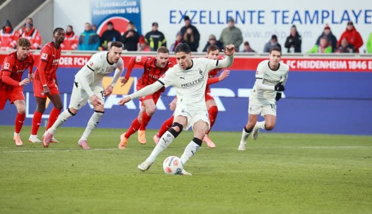 22 11 25 1 FC Heidenheim Borussia Mönchengladbach Germany, Heidenheim, 22 11 2025, Football, Bundesliga, Season 2025 2026, 1 FC Heidenheim Borussia Mönchengladbach Kevin Diks Borussia Mönchengladbach Goal Penalty 0 1 Diks