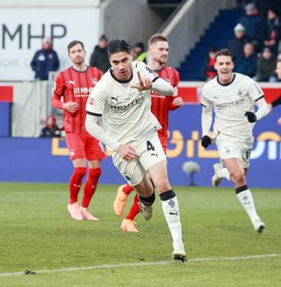 22 11 25 1 FC Heidenheim Borussia Mönchengladbach Germany, Heidenheim, 22 11 2025, Football, Bundesliga, Season 2025 2026, 1 FC Heidenheim Borussia Mönchengladbach Kevin Diks Borussia Mönchengladbach Cheer Goal Penalty 0 1 Diks