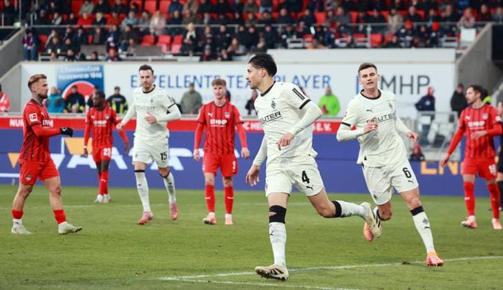 22 11 25 1 FC Heidenheim Borussia Mönchengladbach Germany, Heidenheim, 22 11 2025, Football, Bundesliga, Season 2025 2026, 1 FC Heidenheim Borussia Mönchengladbach Kevin Diks Borussia Mönchengladbach Cheer Goal Penalty 0 1 Diks