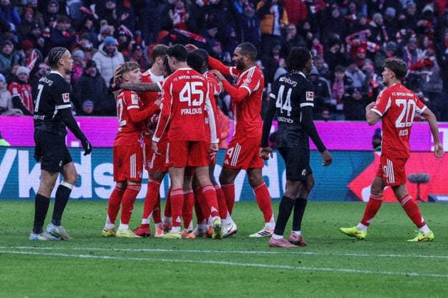 Team FC Bayern Muenchen celebrating a goal after the 2 2 by Michael Olise 17 FC Bayern Muenchen , Cheering, FC Bayern Muenchen vs SC Freiburg, Football, Bundesliga, DFL, Season 2025 2026, Hinrunde, 22 11 2025 DFB regulations prohibit any use of photographs as image sequences and or quasi video Muenchen Bayern Germany Copyright: xkolbert-press MartinxAgüerax