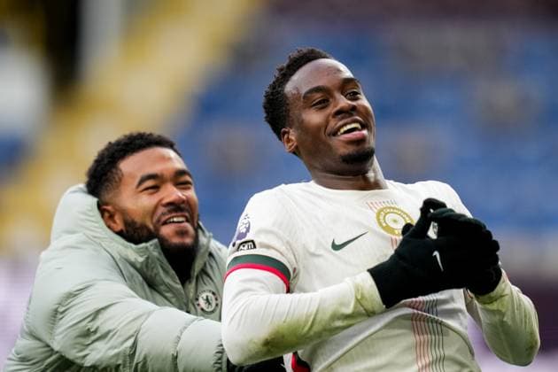 BURNLEY, ENGLAND - NOVEMBER 22: Reece James of Chelsea and Jamie Gittens of Chelsea celebrate their team s win after the Premier League match between Burnley and Chelsea at Turf Moor on November 22, 2025 in Burnley, England. (Photo by Rene Nijhuis) SPO  Copyright: xRenexNijhuis