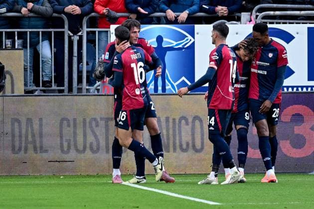 Cagliari s Gennaro Borrelli celebrates after scoring the goal for 1-1 during the Serie A soccer match between Cagliari Calcio and Genoa at the Unipol Domus in Cagliari, Sardinia - Saturday, 22 november 2025. - Soccer  Copyright: xGianlucaxZuddas LaPressex