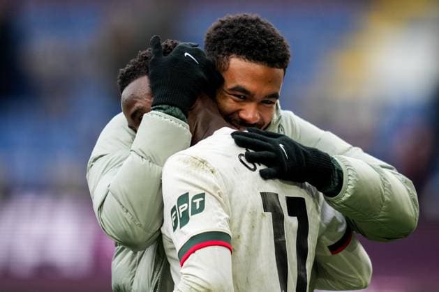 BURNLEY, ENGLAND - NOVEMBER 22: Reece James of Chelsea and Jamie Gittens of Chelsea celebrate their team s win after the Premier League match between Burnley and Chelsea at Turf Moor on November 22, 2025 in Burnley, England. (Photo by Rene Nijhuis) SPO  Copyright: xRenexNijhuis