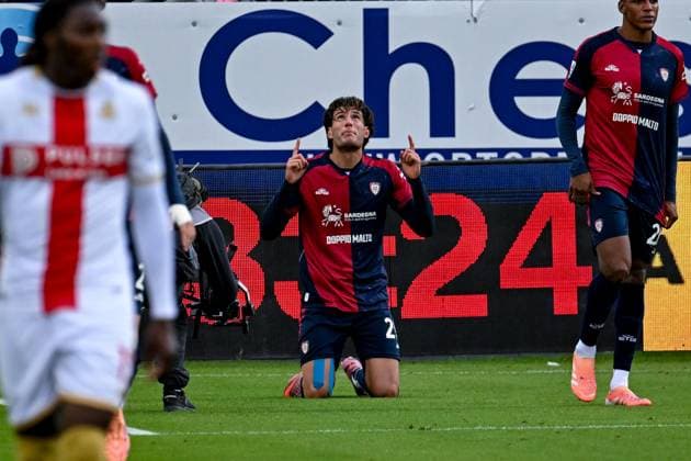 Cagliari s Gennaro Borrelli celebrates after scoring the goal for 1-1 during the Serie A soccer match between Cagliari Calcio and Genoa at the Unipol Domus in Cagliari, Sardinia - Saturday, 22 november 2025. - Soccer  Copyright: xGianlucaxZuddas LaPressex