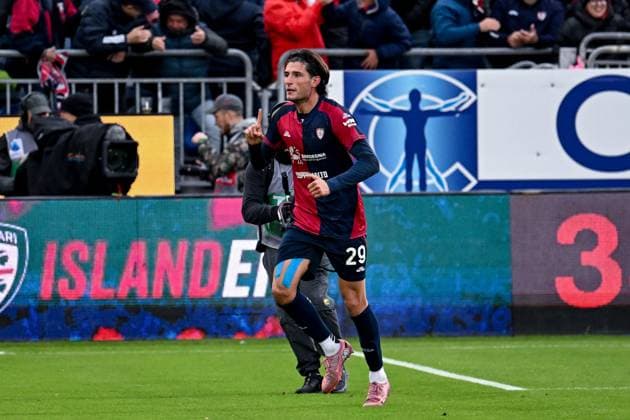 Cagliari s Gennaro Borrelli celebrates after scoring the goal for 1-1 during the Serie A soccer match between Cagliari Calcio and Genoa at the Unipol Domus in Cagliari, Sardinia - Saturday, 22 november 2025. - Soccer  Copyright: xGianlucaxZuddas LaPressex