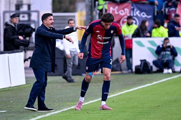 Cagliari s Gennaro Borrelli celebrates after scoring the goal for 1-1 during the Serie A soccer match between Cagliari Calcio and Genoa at the Unipol Domus in Cagliari, Sardinia - Saturday, 22 november 2025. - Soccer  Copyright: xGianlucaxZuddas LaPressex