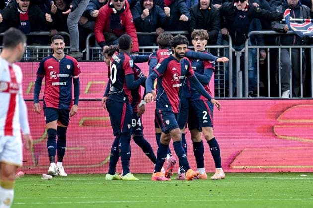 Cagliari s Sebastiano Esposito celebrates after scoring the goal for 2-2 during the Serie A soccer match between Cagliari Calcio and Genoa at the Unipol Domus in Cagliari, Sardinia - Saturday, 22 november 2025. - Soccer  Copyright: xGianlucaxZuddas LaPressex