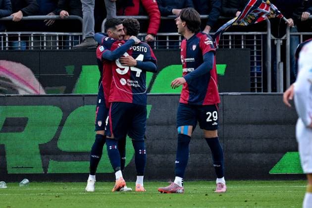 Cagliari s Sebastiano Esposito celebrates after scoring the goal for 2-2 during the Serie A soccer match between Cagliari Calcio and Genoa at the Unipol Domus in Cagliari, Sardinia - Saturday, 22 november 2025. - Soccer  Copyright: xGianlucaxZuddas LaPressex