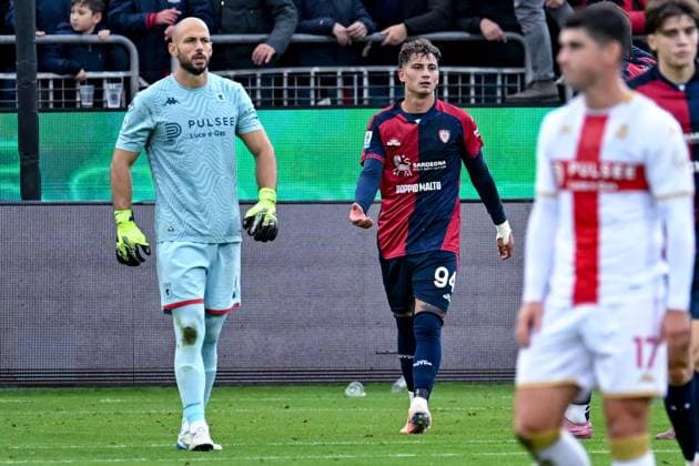 Cagliari s Sebastiano Esposito celebrates after scoring the goal for 2-2 during the Serie A soccer match between Cagliari Calcio and Genoa at the Unipol Domus in Cagliari, Sardinia - Saturday, 22 november 2025. - Soccer  Copyright: xGianlucaxZuddas LaPressex