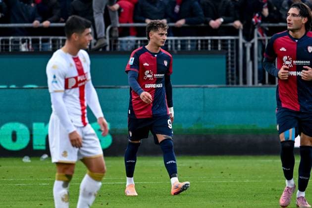 Cagliari s Sebastiano Esposito celebrates after scoring the goal for 2-2 during the Serie A soccer match between Cagliari Calcio and Genoa at the Unipol Domus in Cagliari, Sardinia - Saturday, 22 november 2025. - Soccer  Copyright: xGianlucaxZuddas LaPressex