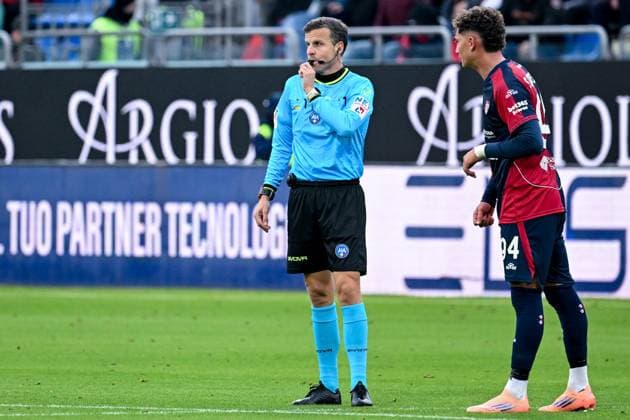 Referee Federico La Penna during the Serie A soccer match between Cagliari Calcio and Genoa at the Unipol Domus in Cagliari, Sardinia - Saturday, 22 november 2025. - Soccer  Copyright: xGianlucaxZuddas LaPressex