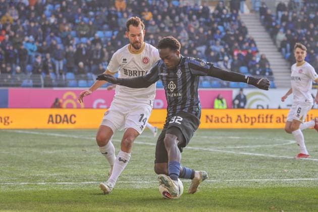 Kennedy Okpala SV Waldhof Mannheim, 32 , Orestis Kiomourtzoglou SV Wehen Wiesbaden, 14 at the duel Soccer 3 League, Matchday 15, SV Waldhof Mannheim vs SV Wehen Wiesbaden on 22 11 2025 at Mannheim Carl Benz Stadion , Germany Mannheim Carl Benz Stadion Germany Copyright: xFranzxReindelx
