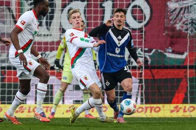 Giorgi Gocholeishvili Hamburger SV, 16 vs Anton Kade FC Augsburg 30 GER, FC Augsburg vs Hamburger SV, 1 Bundesliga Soccer, Matchday 11, Season 2025 2026, 22 11 2025 DFB DFL REGULATIONS PROHIBIT ANY USE OF PHOTOGRAPHS AS IMAGE SEQUENCES AND OR QUASI VIDEO GER, FC Augsburg vs Hamburger SV, 1 Bundesliga Soccer, Matchday 11, Season 2025 2026, 22 11 2025 Augsburg Copyright: xEibner-Pressefoto RogerxBuerkex EP_RBE