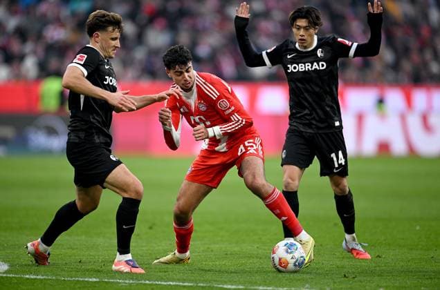 Soccer 1 Bundesliga Season 2025 2026 11 Matchday FC Bayern Muenchen SC Freiburg 22 11 2025 Maximilian Eggestein left, SC Freiburg vs Aleksandar Pavlovic center, FC Bayern Muenchen vs Yuito Suzuki right, SC Freiburg