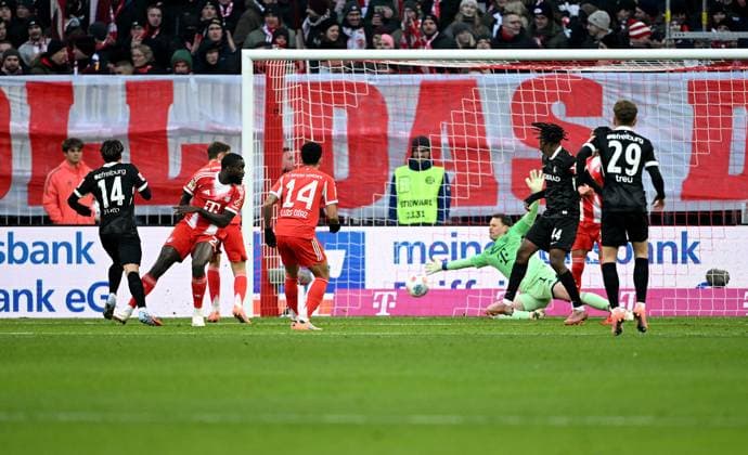 Soccer 1 Bundesliga Season 2025 2026 11 Matchday FC Bayern Muenchen SC Freiburg 22 11 2025 Goal to 0 1, Goal scorer Yuito Suzuki left, SC Freiburg against goalkeeper Manuel Neuer 3 v right , FC Bayern Muenchen