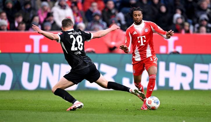 Soccer 1 Bundesliga Season 2025 2026 11 Matchday FC Bayern Muenchen SC Freiburg 22 11 2025 Matthias Ginter left, SC Freiburg vs Michael Olise right, FC Bayern Muenchen