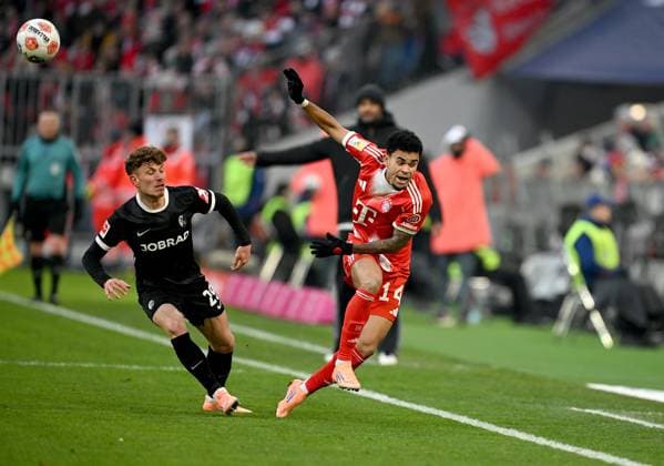 Soccer 1 Bundesliga Season 2025 2026 11 Matchday FC Bayern Muenchen SC Freiburg 22 11 2025 Philipp Treu left, SC Freiburg vs Luis Diaz right, FC Bayern Muenchen