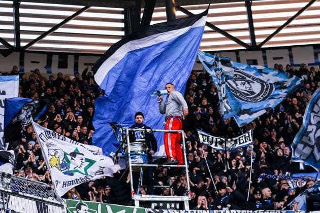Fans of HSV GER, FC Augsburg vs Hamburger SV, 1 Bundesliga Soccer, Matchday 11, Season 2025 2026, 22 11 2025 DFB DFL REGULATIONS PROHIBIT ANY USE OF PHOTOGRAPHS AS IMAGE SEQUENCES AND OR QUASI VIDEO GER, FC Augsburg vs Hamburger SV, 1 Bundesliga Soccer, Matchday 11, Season 2025 2026, 22 11 2025 Augsburg Copyright: xEibner-Pressefoto RogerxBuerkex EP_RBE