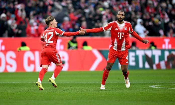 Football 1 Bundesliga Season 2025 2026 11 Matchday FC Bayern Muenchen SC Freiburg 22 11 2025 FC Bayern Muenchen celebrating after the goal to 1-2, from left, Lennart Karl with Jonathan Tah