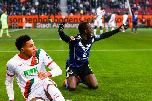 Jean Luc Dompe Hamburger SV, 07 complains and wants free kick GER, FC Augsburg vs Hamburger SV, 1 Bundesliga Soccer, Matchday 11, Season 2025 2026, 22 11 2025 DFB DFL REGULATIONS PROHIBIT ANY USE OF PHOTOGRAPHS AS IMAGE SEQUENCES AND OR QUASI VIDEO GER, FC Augsburg vs Hamburger SV, 1 Bundesliga Soccer, Matchday 11, Season 2025 2026, 22 11 2025 Augsburg Copyright: xEibner-Pressefoto RogerxBuerkex EP_RBE