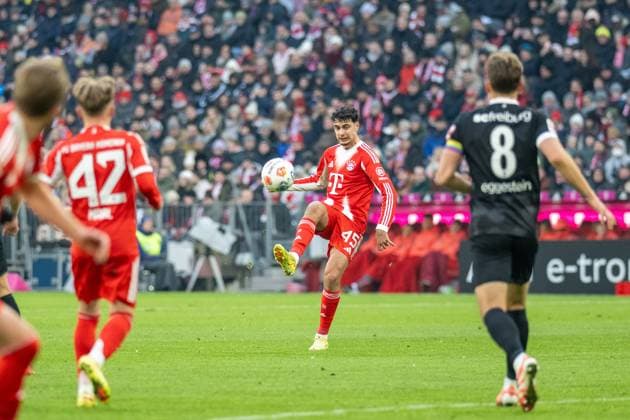 Aleksandar Pavlovic 45 FC Bayern Muenchen , FC Bayern Muenchen SC Freiburg, Football, Bundesliga, 11 Matchday, 22 11 2025 DFB regulations prohibit any use of photographs as image sequences and or quasi video Muenchen Bayern Germany Copyright: xkolbert-press UlrichxGamelx