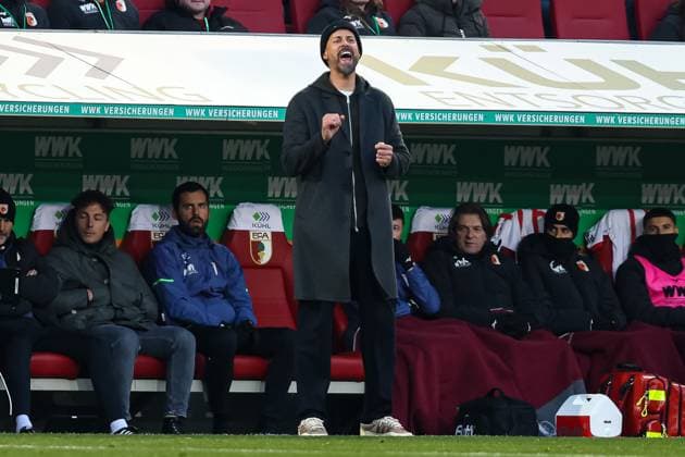 Sandro Wagner FC Augsburg, Head Coach on the sidelines GER, FC Augsburg vs Hamburger SV, 1 Bundesliga Soccer, Matchday 11, Season 2025 2026, 22 11 2025 DFB DFL REGULATIONS PROHIBIT ANY USE OF PHOTOGRAPHS AS IMAGE SEQUENCES AND OR QUASI VIDEO GER, FC Augsburg vs Hamburger SV, 1 Bundesliga Soccer, Matchday 11, Season 2025 2026, 22 11 2025 Augsburg Copyright: xEibner-Pressefoto RogerxBuerkex EP_RBE