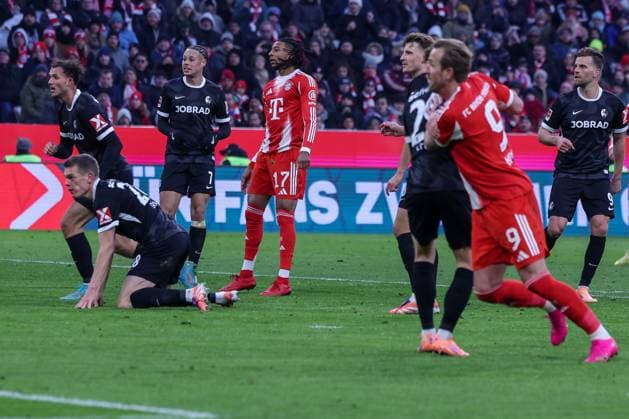 Michael Olise 17 FC Bayern Muenchen looks after his shot that leads to 2 2, FC Bayern Muenchen vs SC Freiburg, Football, Bundesliga, DFL, Season 2025 2026, Hinrunde, 22 11 2025 DFB regulations prohibit any use of photographs as image sequences and or quasi video Muenchen Bayern Germany Copyright: xkolbert-press MartinxAgüerax