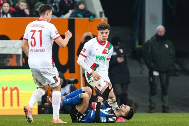 Foul on Fabio Vieira Hamburger SV, 20 by Keven Schlotterbeck FC Augsburg 31 GER, FC Augsburg vs Hamburger SV, 1 Bundesliga Soccer, Matchday 11, Season 2025 2026, 22 11 2025 DFB DFL REGULATIONS PROHIBIT ANY USE OF PHOTOGRAPHS AS IMAGE SEQUENCES AND OR QUASI VIDEO GER, FC Augsburg vs Hamburger SV, 1 Bundesliga Soccer, Matchday 11, Season 2025 2026, 22 11 2025 Augsburg Copyright: xEibner-Pressefoto RogerxBuerkex EP_RBE