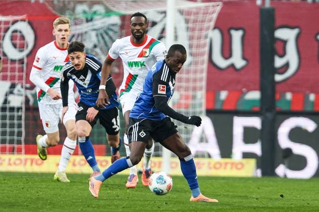 Jean Luc Dompe Hamburger SV, 07 on the ball GER, FC Augsburg vs Hamburger SV, 1 Bundesliga Soccer, Matchday 11, Season 2025 2026, 22 11 2025 DFB DFL REGULATIONS PROHIBIT ANY USE OF PHOTOGRAPHS AS IMAGE SEQUENCES AND OR QUASI VIDEO GER, FC Augsburg vs Hamburger SV, 1 Bundesliga Soccer, Matchday 11, Season 2025 2026, 22 11 2025 Augsburg Copyright: xEibner-Pressefoto RogerxBuerkex EP_RBE