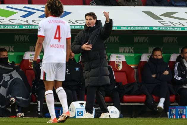 Merlin Polzin Hamburger SV, Head Coach on the sidelines GER, FC Augsburg vs Hamburger SV, 1 Bundesliga Soccer, Matchday 11, Season 2025 2026, 22 11 2025 DFB DFL REGULATIONS PROHIBIT ANY USE OF PHOTOGRAPHS AS IMAGE SEQUENCES AND OR QUASI VIDEO GER, FC Augsburg vs Hamburger SV, 1 Bundesliga Soccer, Matchday 11, Season 2025 2026, 22 11 2025 Augsburg Copyright: xEibner-Pressefoto RogerxBuerkex EP_RBE