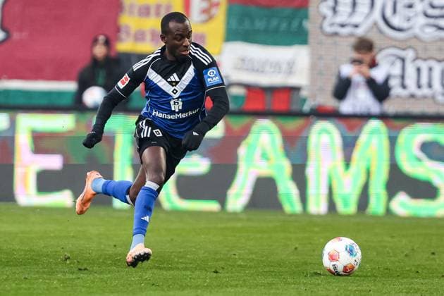 Jean Luc Dompe Hamburger SV, 07 on the ball GER, FC Augsburg vs Hamburger SV, 1 Bundesliga Soccer, Matchday 11, Season 2025 2026, 22 11 2025 DFB DFL REGULATIONS PROHIBIT ANY USE OF PHOTOGRAPHS AS IMAGE SEQUENCES AND OR QUASI VIDEO GER, FC Augsburg vs Hamburger SV, 1 Bundesliga Soccer, Matchday 11, Season 2025 2026, 22 11 2025 Augsburg Copyright: xEibner-Pressefoto RogerxBuerkex EP_RBE