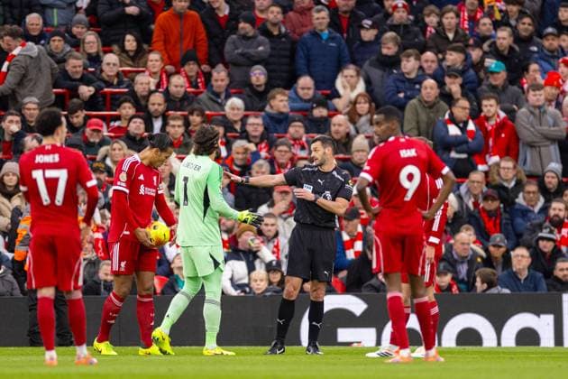 Football - FA Premier League - Liverpool FC v Nottingham Forest FC LIVERPOOL, ENGLAND - Saturday, November 22, 2025: Referee Andrew Madley advising that there is a VAR check during the FA Premier League match between Liverpool FC and Nottingham Forest FC at Anfield. (Photo by David Rawcliffe Propaganda) LIVERPOOL Anfield MERSEYSIDE ENGLAND  Copyright: xDavidxRawcliffex P2025-11-22-Liverpool_Nottingham_Forest-35
