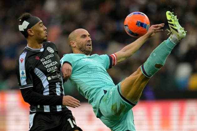 CALCIO - Serie A - Udinese Calcio vs Bologna FC Overhead kick of Bologna s Lorenzo De Silvestri during Udinese Calcio vs Bologna FC, Italian soccer Serie A match in Udine, Italy, November 22 2025 Udine Italy  Copyright: xIPAxSport ABACAx