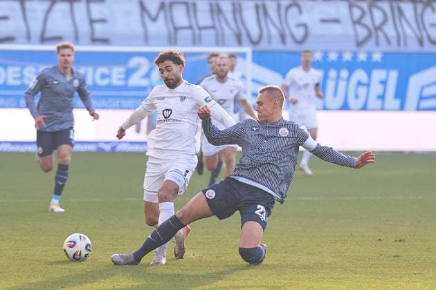 22 11 2025, Football, Men, 15 Matchday Third Division 3 League Season 2025 2026 FC Hansa Rostock FC Schweinfurt 05 From left Ekin Celebi FC Schweinfurt 05, 11 against Captain Franz Pfanne FC Hansa Rostock, 23 Rostock Ostseestadion Mecklenburg Vorpommern Germany