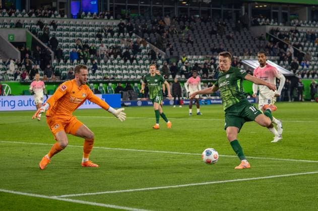 Germany, Soccer, 1 Bundesliga, Matchday 11 2025 2026 VfL Wolfsburg Bayer 04 Leverkusen on 22 11 in Wolfsburg Volkswagen Arena Chance Dzenan Pejcinovic VfL Wolfsburg 17 Mark Flekken Bayer 04 Leverkusen 1 Copyright: xSvenxHeidmannx
