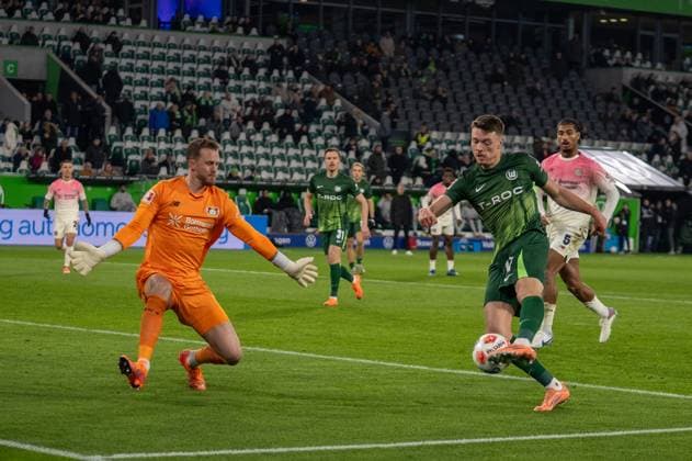 Germany, Soccer, 1 Bundesliga, Matchday 11 2025 2026 VfL Wolfsburg Bayer 04 Leverkusen on 22 11 in Wolfsburg Volkswagen Arena Chance Dzenan Pejcinovic VfL Wolfsburg 17 Mark Flekken Bayer 04 Leverkusen 1 Copyright: xSvenxHeidmannx