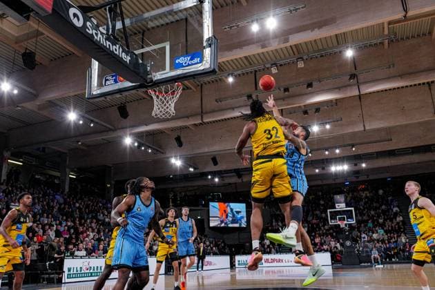 Germany Basketball Bundesliga BBL 2025 26, 8 Matchday Veolia Towers Hamburg vs MHP RIESEN Ludwigsburg Inselpark Arena Hamburg Keeshawn Kellman MHP Riesen Ludwigsburg, 32 , Martin Breunig Veolia Towers Hamburg, 13 Copyright: xStefanxTrochax