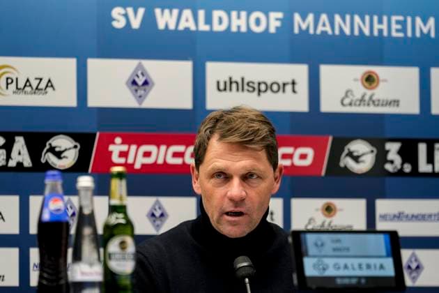 Luc Holtz coach, head coach, SV Waldhof , single picture, single photo, action, action, at the press conference after the match, PK, press conference, press event, media event, 22 11 2025, Mannheim Germany , football, 3 Liga, SV Waldhof Mannheim SV Wehen Wiesbaden, DFB DFL REGULATIONS PROHIBIT ANY USE OF PHOTOGRAPHS AS IMAGE SEQUENCES AND OR QUASI VIDEO xozx