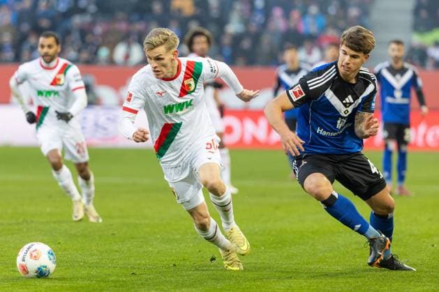 Anton Kade FC Augsburg and Luka Vuskovic Hamburger SV v l in duel, FC Augsburg vs Hamburger SV, Soccer, 1 Bundesliga, Matchday 11, 22 11 2025 DFB regulations prohibit any use of photographs as image sequences and or quasi video Copyright: xkolbert-press PeterxFastlx