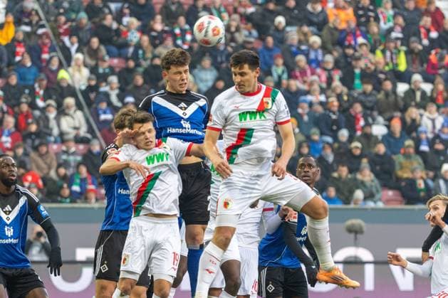 Robin Fellhauer FC Augsburg , Nicolai Remberg Hamburger SV and Keven Schlotterbeck FC Augsburg v l in duel, FC Augsburg vs Hamburger SV, Soccer, 1 Bundesliga, Matchday 11, 22 11 2025 DFB regulations prohibit any use of photographs as image sequences and or quasi video Copyright: xkolbert-press PeterxFastlx