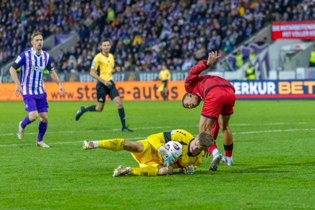 Osnabrück, Germany 22 November 2025 3 Liga 2025 2026 VfL Osnabrück vs FC Ingolstadt 04 In the picture from left in a duel goalkeeper Lukas Jonsson VfL and Marcel Costly FCI FCI DFB regulations prohibit any use of photographs as image sequences and or quasi video Bremer Brücke Niedersachsen Copyright: xFotostandx xSchäferx
