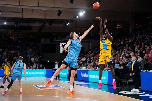 Babacar Sane MHP RIESEN Ludwigsburg, 00 on throw, Niklas Wimberg Veolia Towers Hamburg, 17 , GER, Veolia Towers Hamburg vs MHP Riesen Ludwigsburg, Basketball, Bundesliga, Matchday 8, Season 2025 2026, 22 11 2025 GER, Veolia Towers Hamburg vs MHP Riesen Ludwigsburg, Basketball, Bundesliga, Matchday 8, Season 2025 2026, 22 11 2025 Hamburg Copyright: xEibner-Pressefoto MaxxVincenx EP_MVN