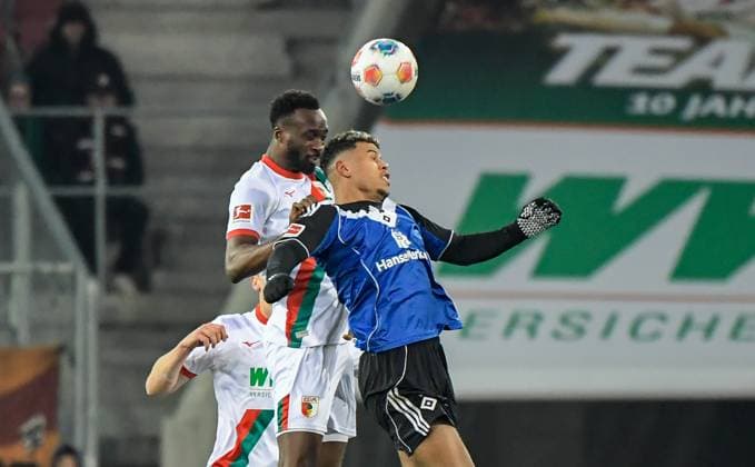 22 11 2025, xemx, Football 1 Bundesliga, FC Augsburg Hamburger SV v l Chrislain Matsima FC Augsburg , Ransford Koenigsdoerfer Hamburger SV Zweikampf, Aktion, action, battle for the ball DFL DFB REGULATIONS PROHIBIT ANY USE OF PHOTOGRAPHS as IMAGE SEQUENCES and or QUASI VIDEO Augsburg
