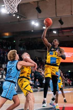 Yorman Polas Bartolo MHP RIESEN Ludwigsburg, 13 on throw, GER, Veolia Towers Hamburg vs MHP Riesen Ludwigsburg, Basketball, Bundesliga, Matchday 8, Season 2025 2026, 22 11 2025 GER, Veolia Towers Hamburg vs MHP Riesen Ludwigsburg, Basketball, Bundesliga, Matchday 8, Season 2025 2026, 22 11 2025 Hamburg Copyright: xEibner-Pressefoto MaxxVincenx EP_MVN