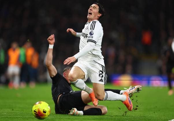 London, England, 22nd November 2025. Harry Wilson of Fulham is challenged by Daniel Ballard of Sunderland during the Fulham vs Sunderland Premier League match at Craven Cottage, London. Picture credit should read: Paul Terry Sportimage EDITORIAL USE ONLY. No use with unauthorised audio, video, data, fixture lists, club league logos or live services. Online in-match use limited to 120 images, no video emulation. No use in betting, games or single club league player publications. SPI_019_PT_Fulham_Sunderland SPI-4303-0019