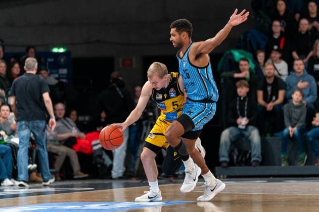 Toms Skuja MHP RIESEN Ludwigsburg, 05 dribbling against Kenneth Ogbe Veolia Towers Hamburg, 25 , GER, Veolia Towers Hamburg vs MHP Riesen Ludwigsburg, Basketball, Bundesliga, Matchday 8, Season 2025 2026, 22 11 2025 GER, Veolia Towers Hamburg vs MHP Riesen Ludwigsburg, Basketball, Bundesliga, Matchday 8, Season 2025 2026, 22 11 2025 Hamburg Copyright: xEibner-Pressefoto MaxxVincenx EP_MVN